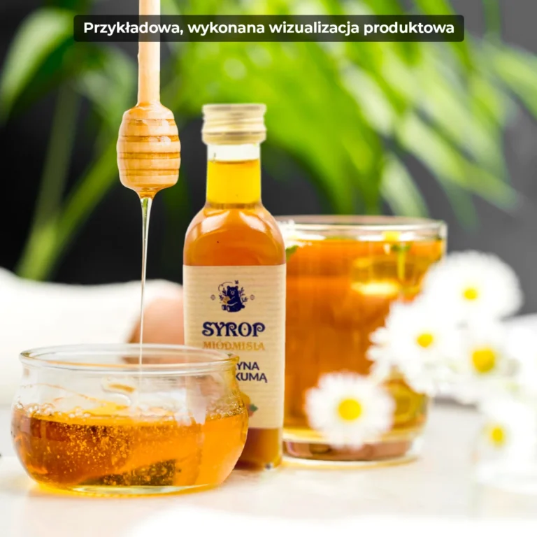 Wizualizacja produktowa MIÓDMIŚ - butelka syropu z herbatą i miodem wśród rumianków