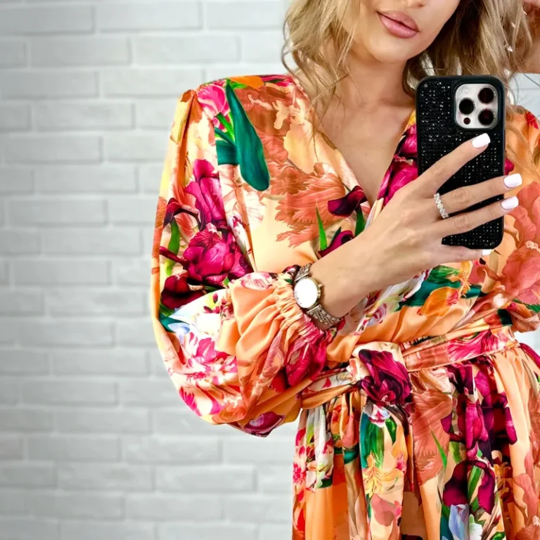 Kobieta w kwiatowej satynowej sukience robiąca selfie - realizacja sklepu internetowego z odzieżą La Monique