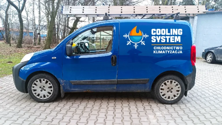 Oznakowany samochód serwisowy Cooling System z logo firmy klimatyzacyjnej - realizacja strony internetowej